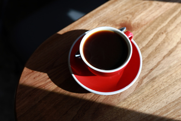 Tazza calda su tavolo, momento di pausa